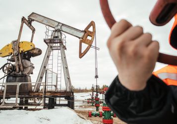 Экспорт нефти из России обрушился на 40% за месяц