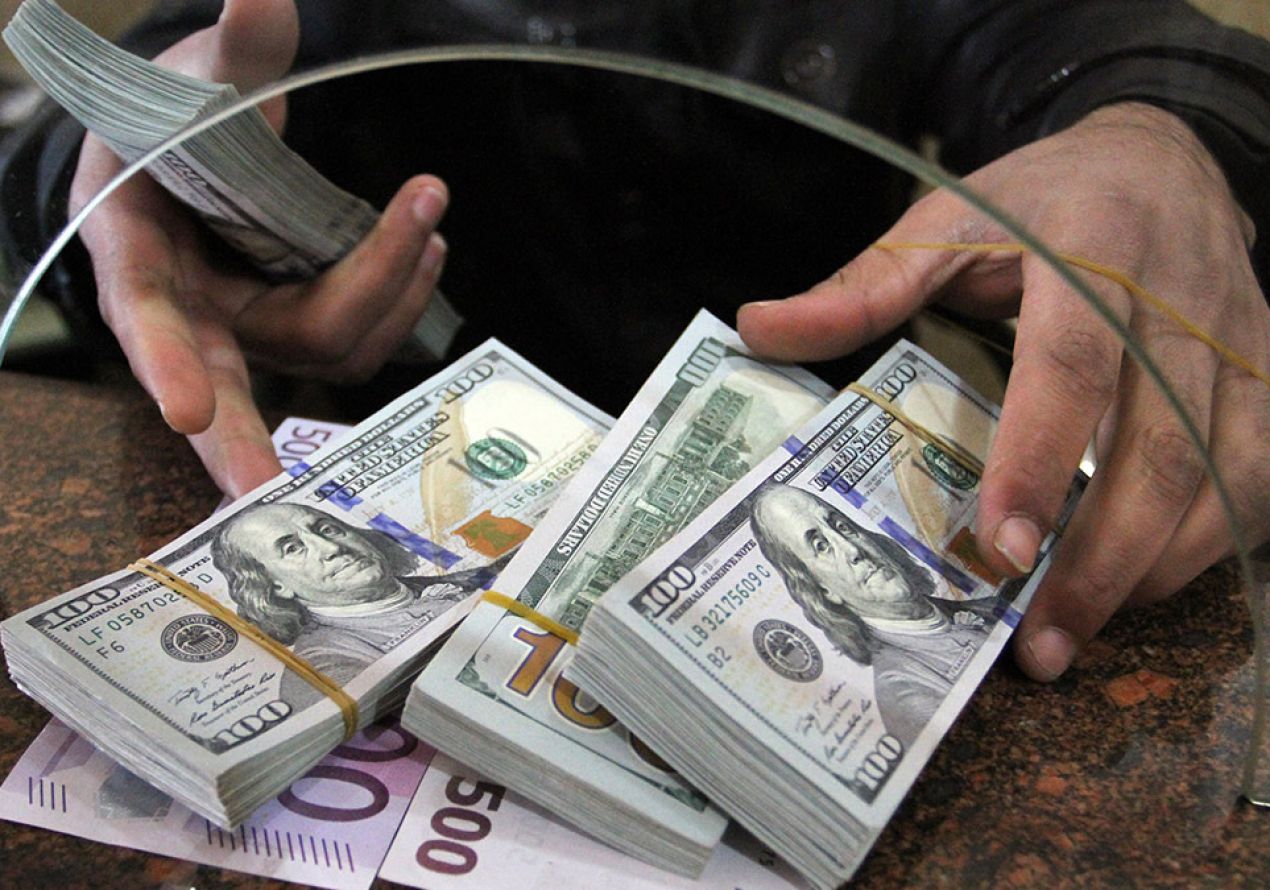 Россияне успели забрать из банков почти 9 млрд долларов перед введением валютных запретов