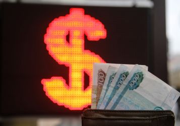 «Курс рубля крайне невыгоден России»: Доллар упал до 57 рублей впервые за четыре года