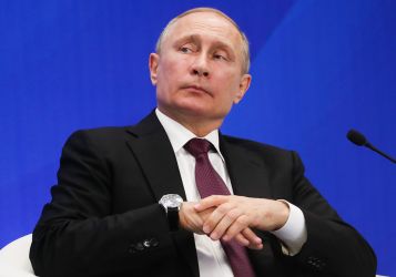 «Боксер снова движется после нокдауна»: Экономика России сократится от санкций Запада в два раза меньше