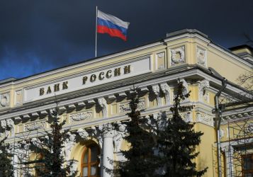 ЦБ повысил ставку: Реакция рубля и россиян на решение регулятора