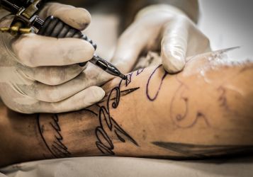 Татуировки увеличивают риск развития рака на 21%