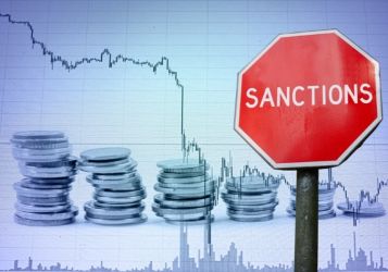 Администрация США меняет стратегию в торговых войнах, переходя от санкций к торговым пошлинам 