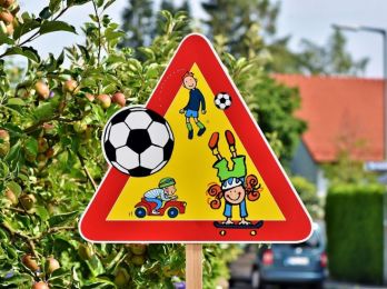 Около 2 тыс. км дорог к школам и детским садам отремонтировано в 84 регионах