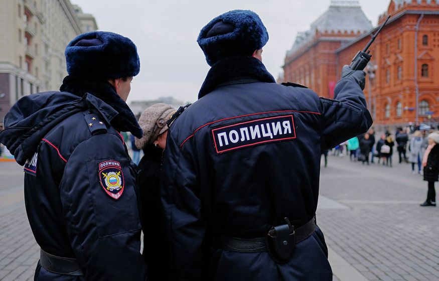 Госдума до конца года разрешит полиции проникать в дома и вскрывать машины без ведома россиян