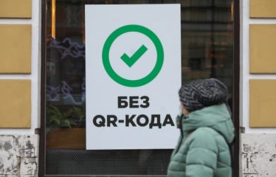 «Нарушение прав человека»: 76% россиян выступили против QR-кодов, а 54% – против вакцинации