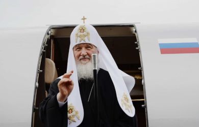 Патриарх Кирилл отправил в ссылку священника, отпевавшего Навального*