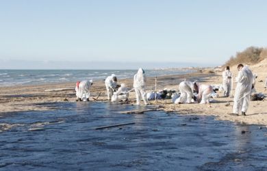 Крым на пороге новой экологической катастрофы. Сотни тысяч квадратных метров моря в нефтяной пленке