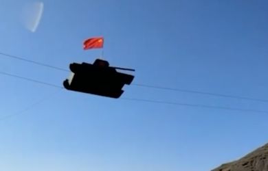 Танк в воздухе: невероятный трюк дагестанского канатоходца в горах, который вдохновляет