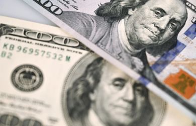 «Конец эпохи доллара»: РФ избавляется от облигаций США. Америку ждет экономический коллапс?