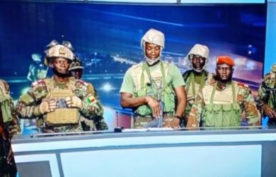 Военные захватили телецентр и объявили о свержении президента. Госпереворот в прямом эфире