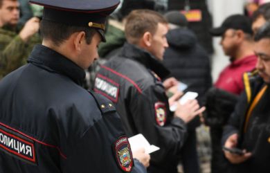 Курьеры и другие работники массово уезжают из-за запрета на мигрантов