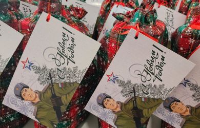 Солдаты растопили сердца! Мальчик плачет от счастья: подарок-супергерой от героев России!