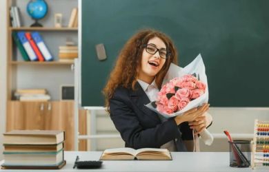 Колясников возмущён: профсоюз учителям — букет дороже 3 тысяч как взятка, а кадров не хватает на 600 тысяч!