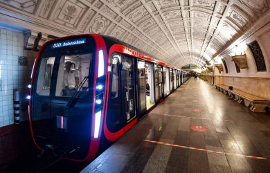 Метро Москвы бесит иностранцев. Правда о «покорных» русских шокирует: это сила, а не страх