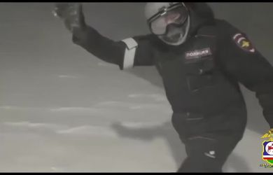 Новогоднее чудо в Якутии: полицейские вытащили из пурги умирающего экстремала — 35° мороза и нулевая видимость