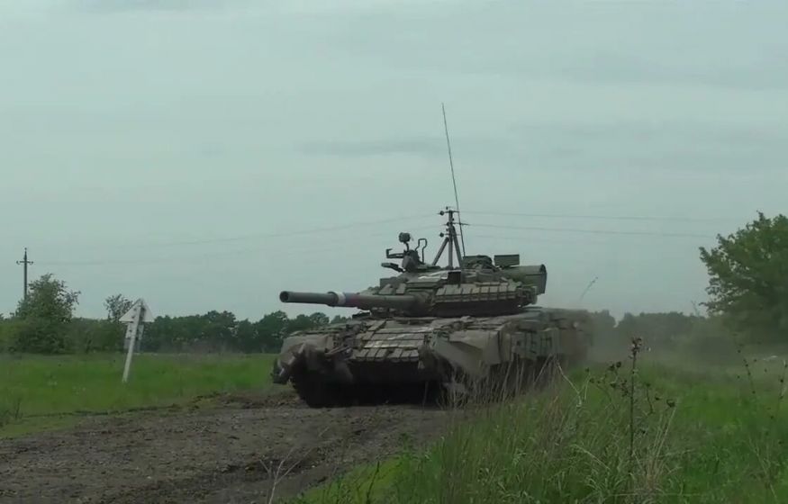 Т-80БВМ бьёт ВСУ за 11 км прямо в форточку. Танкисты хвастаются наградами и бегством противника