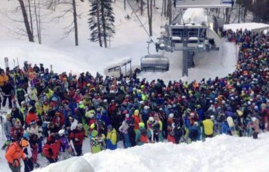Красная Поляна в хаосе: пробки заставляют туристов тащиться в горы пешком — такси 2000 ₽ и час ожидания