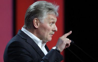 Песков: Трамп «нагибает через колено», но Россия не должна «нагибаться»