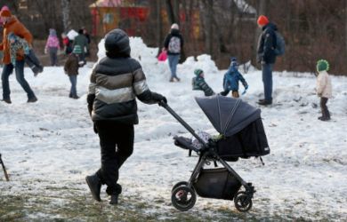 «Наши пособия — позор для страны. Люди стали родителями, государство обязано помочь. Деньги найдём у олигархов»: депутат