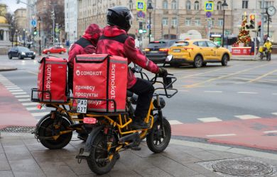Хотят убрать мигрантов с улиц? В Москве предлагают выгнать курьеров с самокатов и заменить их железом