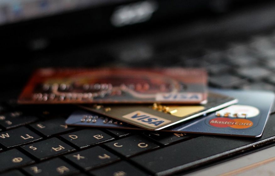 Триллион рублей за месяц: россияне массово бегут из банков — Банковские карты станут хламом?