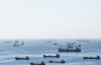 Перекрытие Ормузского пролива шокирует мир: Россия получит нефтехимический бонус?