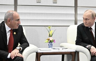 Два стула Пашиняна: политолог провёл параллель с предупреждением Януковичу после его встречи с Путиным