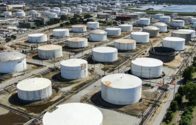 Минэнерго США планирует выделить 40 млн баррелей нефти из резерва: цены на топливо подскочили после закрытия пролива