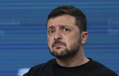 Народ в подземелье, власть — в VIP-бункерах. Зеленский переложил ответственность на украинцев и убежал в Ирландию