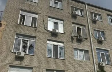Снова атака: осколки сбитых дронов повредили жилье и автомобили в Белгороде