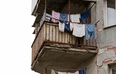 В Подмосковье пьяная мать столкнула трёхлетнюю дочь с балкона 10-го этажа: что стало с ребёнком?