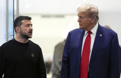 Сенсация: Трамп защищается от сглаза после встречи с Зеленским! Он сложил «рогатую руку», чтобы «заземлить» негатив