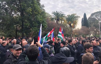 Абхазия празднует День Победы и Независимости: в торжествах подчеркнули связь с Россией