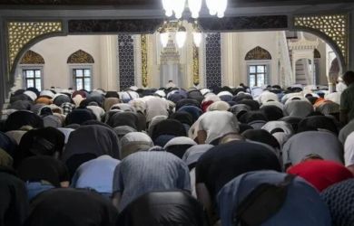 Казанцы помолились в православном храме Пскова. Разрешили бы православному в мечети?