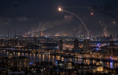 Массированная атака на Москву: 613 дронов за ночь. Россия на грани нищеты? Жесткий рейд СОБРа: главное к утру
