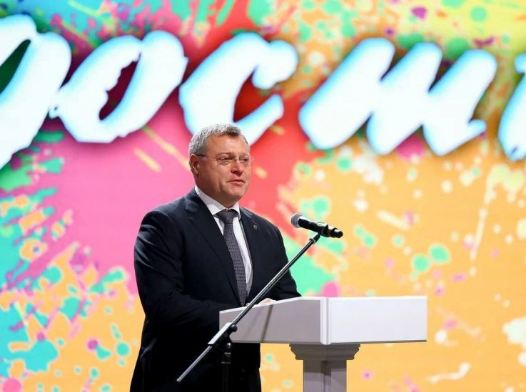Губернатор Астраханской области Игорь Бабушкин поздравил участников инклюзивного фестиваля «Краски радости»